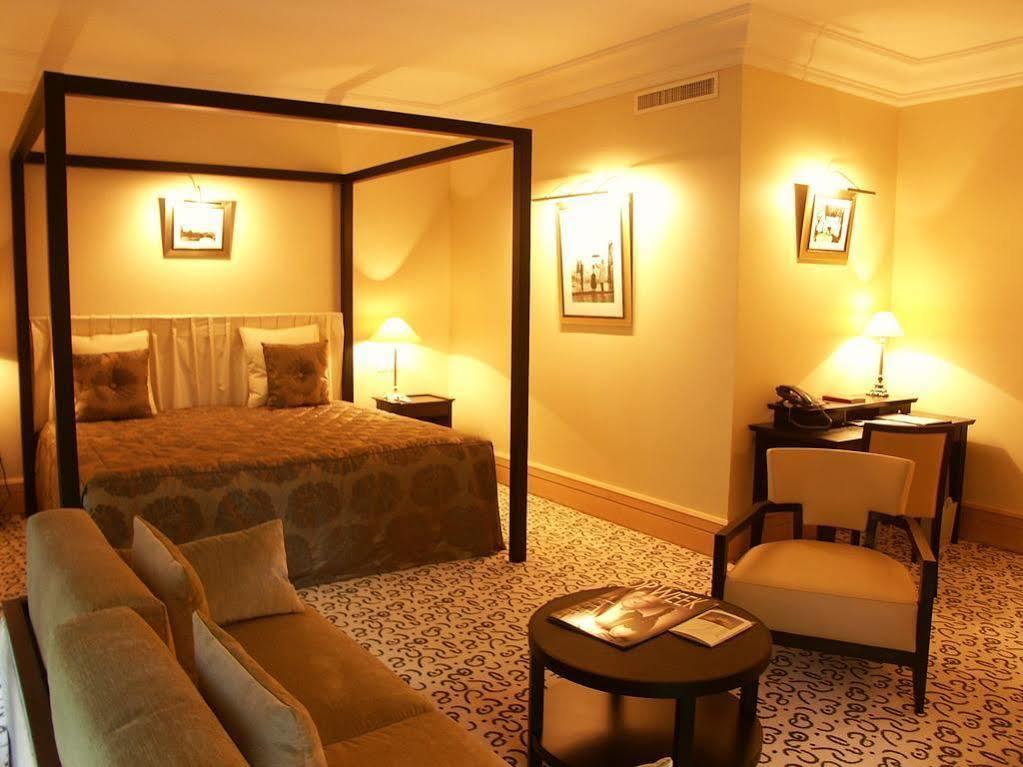 & Le Pavillon Hotel Charbonnières-les-Bains